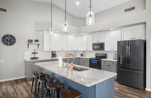 Stetson Hills State Casa | Spacious 5BR w/ Pool, Spa, Putting Green, 2 King Suites + Golf Nearby