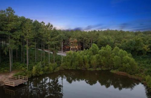 Hochatown Casa | Spacious 5BR with Pond - Hot Tub - Games - Sleeps 19
