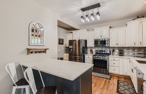 Old Town North Casa | Spacious 6 Bd Home -Old Town: Breweries + Trails!