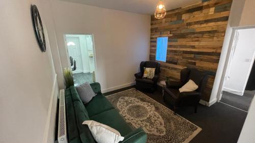 Seisdon Casa | Spacious 6 Bed Home Near City & Albion Stadium Perfect for Contractors!