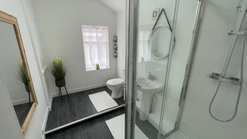 Seisdon Casa | Spacious 6 Bed Home Near City & Albion Stadium Perfect for Contractors!