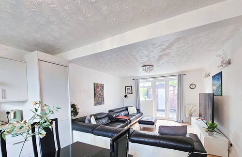 Burnage Casa | Spacious 6-Bed Home with Driveway