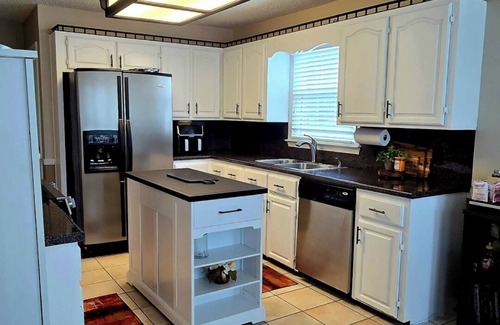 Pleasant Grove Casa | Spacious 6-bedroom house in Pleasant Grove with AC, WiFi, fitness room, pool
