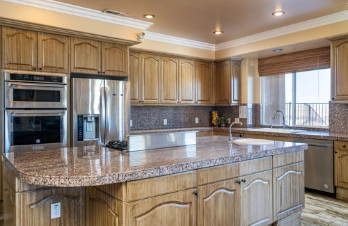 Agua Dulce Casa | Spacious 6- bedroom, 8 beds, 7 bathroom home with beautiful lake view