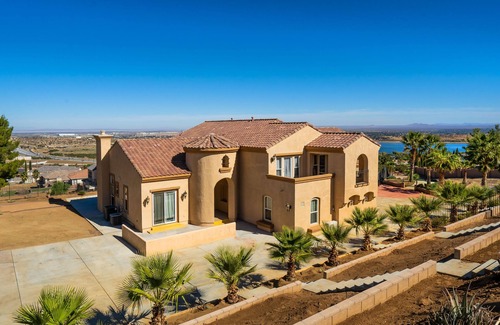 Agua Dulce Casa | Spacious 6- bedroom, 8 beds, 7 bathroom home with beautiful lake view