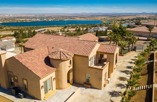 Agua Dulce Casa | Spacious 6- bedroom, 8 beds, 7 bathroom home with beautiful lake view