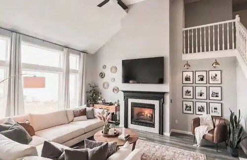 Saint Marys  Allen County Casa | Spacious 6-bedroom house with a fitness room and hot tub in lovely Fort Wayne.