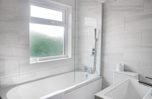 Brampton Casa | Spacious 6 Bedroom House in Bexleyheath