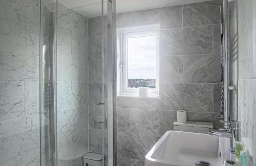 Brampton Casa | Spacious 6 Bedroom House in Bexleyheath