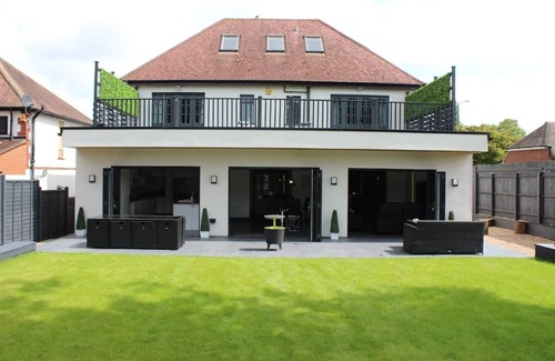 Nuneaton Casa | Spacious 6 bedroom home with outdoor dining area
