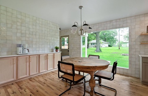 Grandview Casa | Spacious 6-bedroom house in Grandview with AC, WiFi. Pets Welcome!