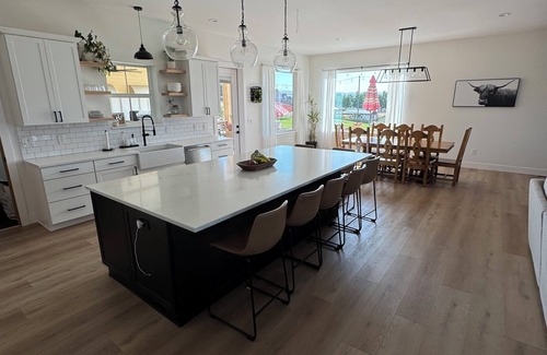 Selah Casa | Spacious 6 bedroom home with theater room and gym just minutes from Yakima!