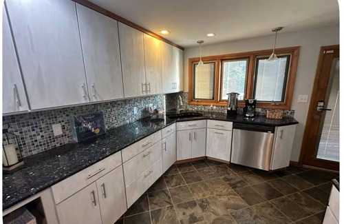 Bronston Casa | Spacious 6-bedroom house in welcoming Bronston, minutes to Lake Cumberland