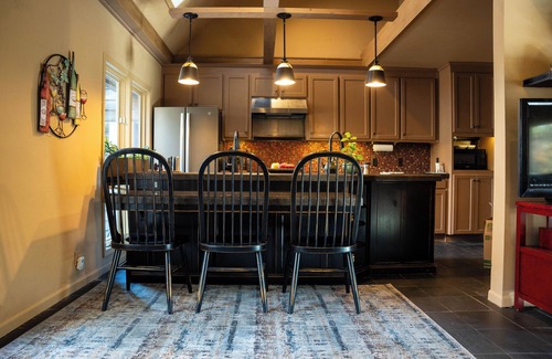 Jenkins Casa | Spacious 6-bedroom house on 25 acres in the Ozarks w/ hot tub and private trail!