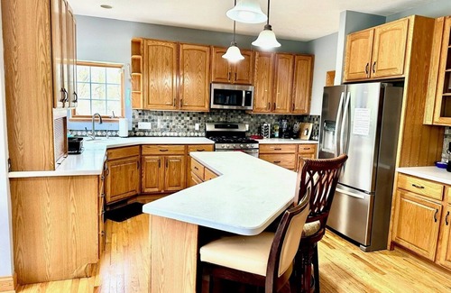 Hudson Casa | Spacious 6-bedroom house in delightful Hudson with WiFi, AC