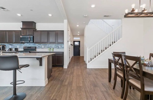 Merced Casa | Spacious 6-bedroom house in fabulous Merced with WiFi, Near Hospitals and Dining