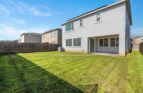 Merced Casa | Spacious 6-bedroom house in fabulous Merced with WiFi, Near Hospitals and Dining