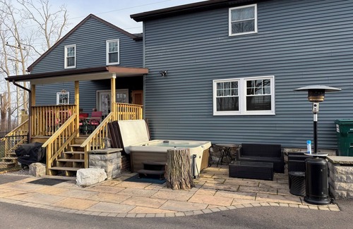 Canandaigua Casa | Spacious 6-bedroom house in awesome Canandaigua with WiFi, AC