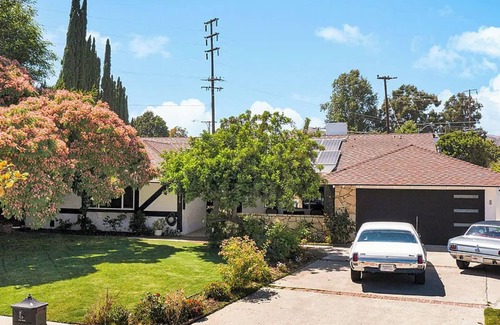 Simi Valley Casa | Spacious 6-bedroom house in lovely Simi Valley with 6 hole putting course & gym