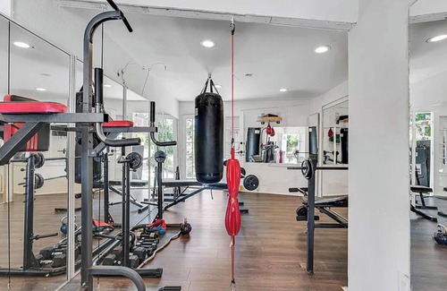 Simi Valley Casa | Spacious 6-bedroom house in lovely Simi Valley with 6 hole putting course & gym