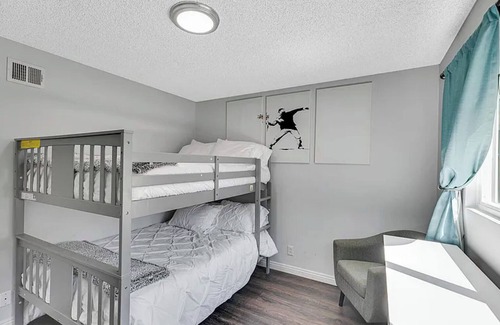Simi Valley Casa | Spacious 6-bedroom house in lovely Simi Valley with 6 hole putting course & gym