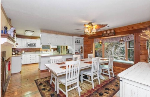 Three Rivers Cabina | Spacious 6-bedroom cabin with AC and WiFi in tranquil Three Rivers