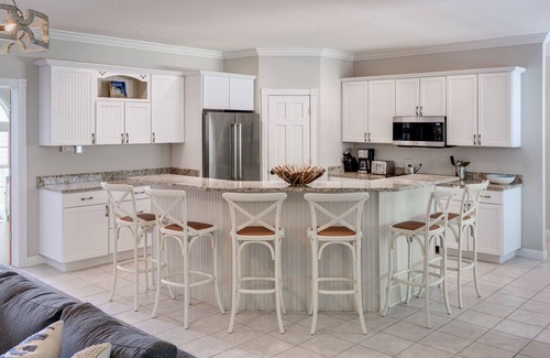 Harbor Springs Casa | Spacious 6 BR Harbor Springs home- walk to town, short drive to beaches/slopes!