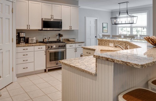 Harbor Springs Casa | Spacious 6 BR Harbor Springs home- walk to town, short drive to beaches/slopes!