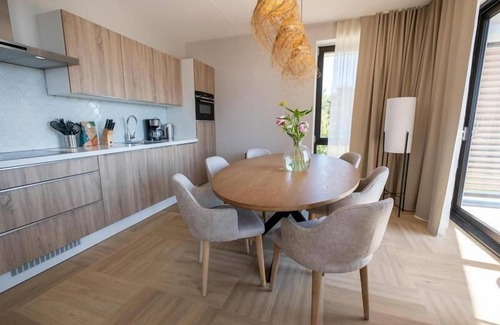 Workum Apartamento | Spacious 6-person apartment with sauna, bathtub, and IJsselmeer view. Perfect for families or friends by the water.