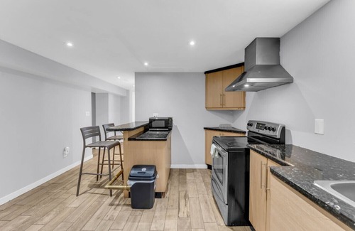 Brampton Apartamento | Spacious 6BR Getaway | Sleeps 16 | Yard & Parking