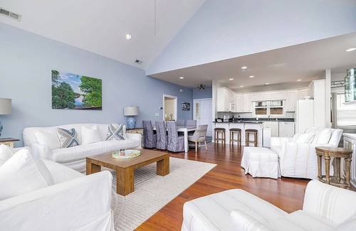 Henrico Casa | Spacious 6BR house w/ dock, kayaks, fire pit, and close to amenities. Sleeps 16.