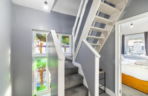 Golders Green Casa | Spacious 6BR London Home Sleeps 18 Near Tube