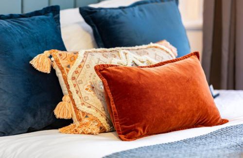 Golders Green Casa | Spacious 6BR London Home Sleeps 18 Near Tube