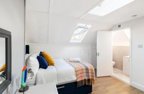 Golders Green Casa | Spacious 6BR London Home Sleeps 18 Near Tube