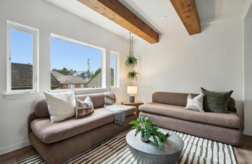 Kerns Casa | Spacious 6BR - New Spanish Home in Best Kerns Spot