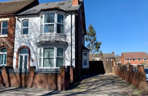 Willenhall Casa | Spacious 6BR Victorian Home in 14 Somerford Near Wolverhampton Centre with Free Parking