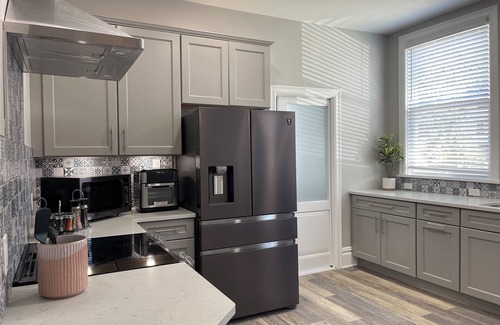 Downtown Niagara Falls Casa | Spacious 7-bedroom modern house walk to Niagara Falls