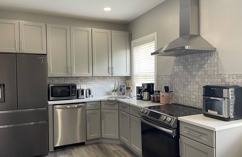 Downtown Niagara Falls Casa | Spacious 7-bedroom modern house walk to Niagara Falls