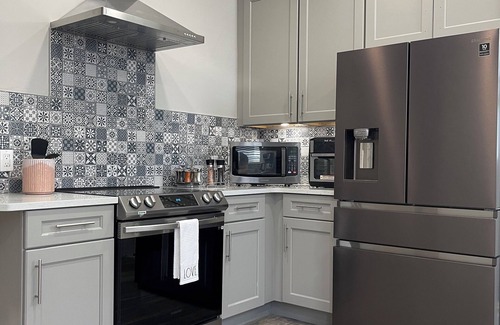 Downtown Niagara Falls Casa | Spacious 7-bedroom modern house walk to Niagara Falls