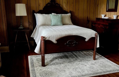 New Haven Otro | Spacious 7-bedroom Farmhouse in New Haven - On Bourbon Trail!