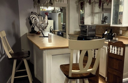Omaha Casa | Spacious 7 bedroom house with WiFi, fitness room in brilliant Omaha.