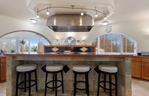 Tukwila Villa | Spacious 7-bedroom Villa, 5 mins from SeaTac Airport with Tennis Court