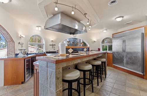 Tukwila Villa | Spacious 7-bedroom Villa, 5 mins from SeaTac Airport with Tennis Court
