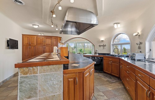 Tukwila Villa | Spacious 7-bedroom Villa, 5 mins from SeaTac Airport with Tennis Court