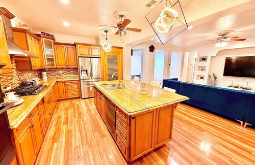 Merced Villa | Spacious 7-bedroom villa in brilliant Merced with WiFi, fitness room, AC