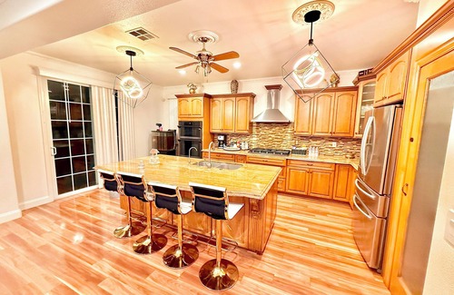 Merced Villa | Spacious 7-bedroom villa in brilliant Merced with WiFi, fitness room, AC