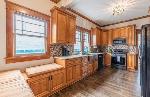 West End Casa | Spacious 7-BR for 16 people w/driveway