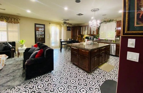 Atwater Casa | Spacious 7 BR home- king beds - sleeps 15- free parking -safe quiet neighbrhood