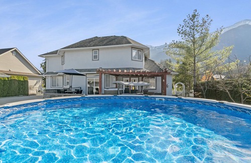 Popkum Casa | Spacious 7 BR House With Pool & Hot Tub Near Harrison Hot Springs