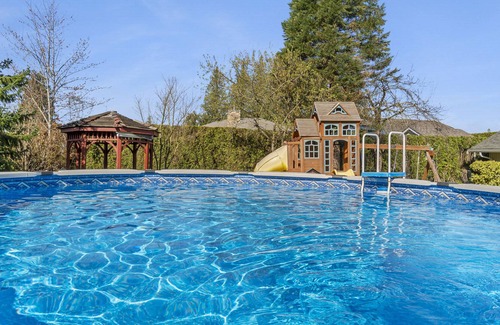 Popkum Casa | Spacious 7 BR House With Pool & Hot Tub Near Harrison Hot Springs